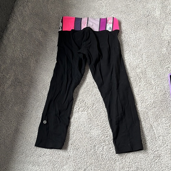 Lululemon capri leggings with a fun waistband and reversible - Picture 2 of 2